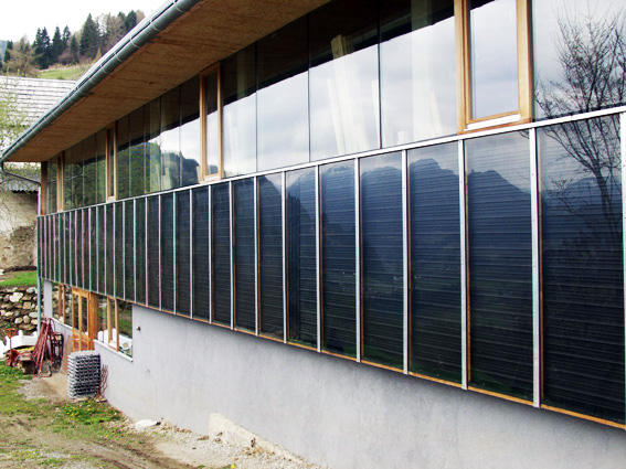 Gewerbebetrieb mit heizungs-unterstützenden Fassaden- kollektoren